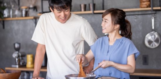 料理コンを楽しむ男女