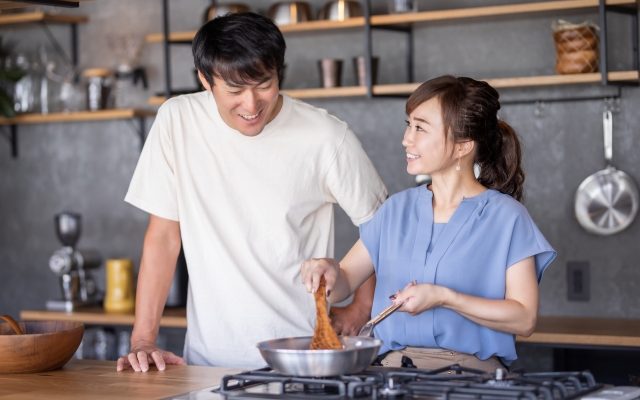 料理コンを楽しむ男女