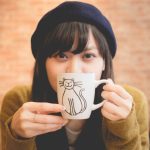 カフェでお茶する女性