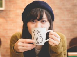 カフェでお茶する女性