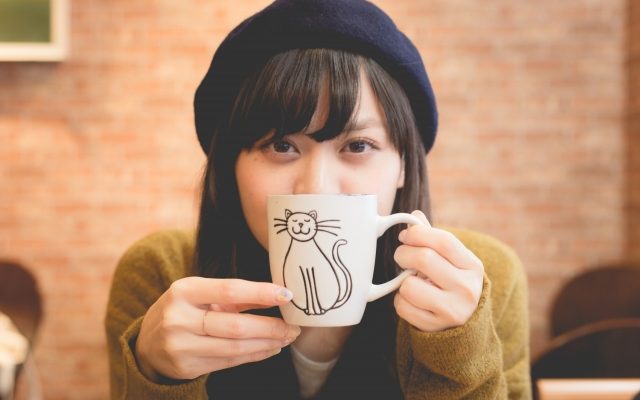 カフェでお茶する女性