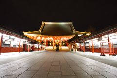 夜の浅草寺の本堂