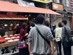 日本橋人形町の食べ歩きの様子