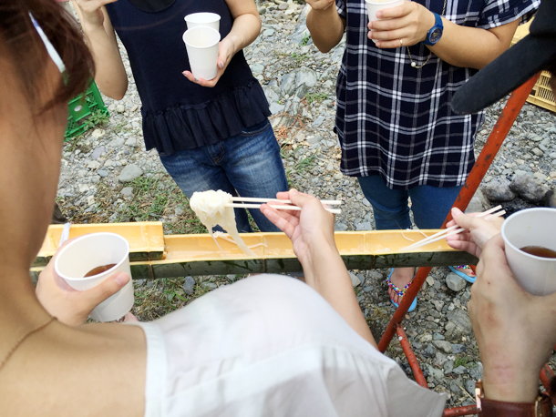 野外料理コン流しそうめん