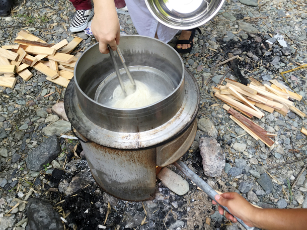 野外料理コンそうめん茹で