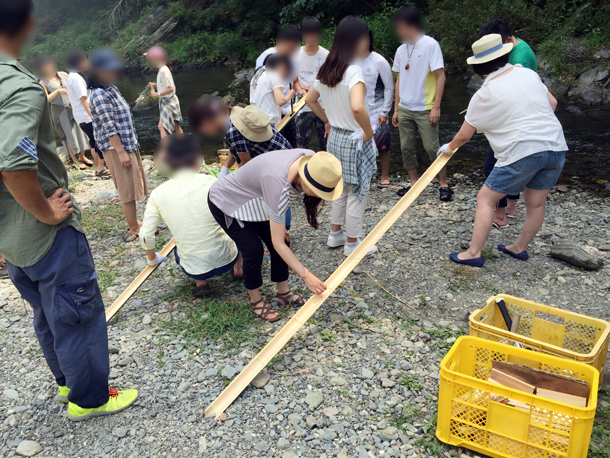 野外料理コン流しそうめん水路づくり