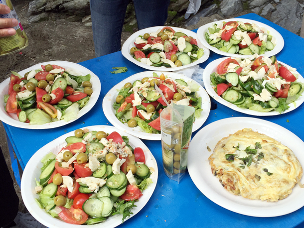 埼玉嵐山渓谷自然体験学習スペイン料理川遊びサラダ