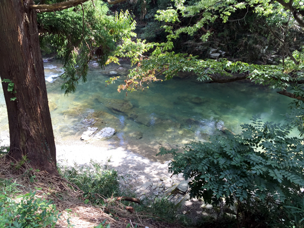 埼玉嵐山渓谷自然体験学習スペイン料理川遊び川底